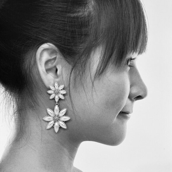 "Natalie" NEW Pearl Gold Flower Floral Dangle Statement Bridal Fashion Earrings - Picture 3 of 3